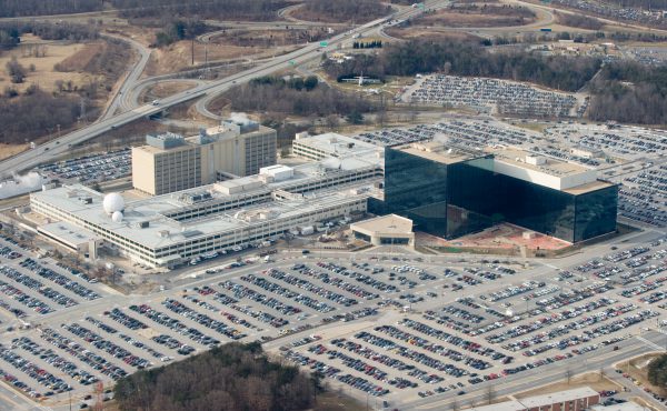 米国国家情報局(NSA)本部。ソフトウェアの脆弱性に関する情報が集められ秘密裏に保管されている。